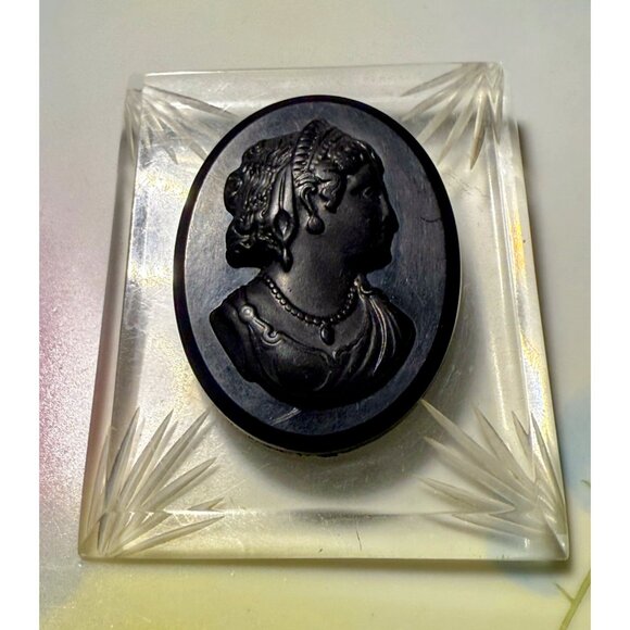 Vintage 40's Cameo Statement Brooch Carved Clear Black Lucite 2.5x2" - Picture 3 of 7